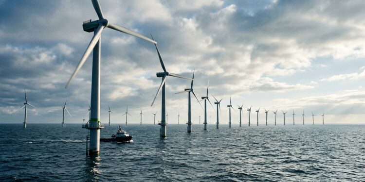 Turbinas eólicas instaladas no mar capturam ventos constantes e ampliam a geração de energia limpa
