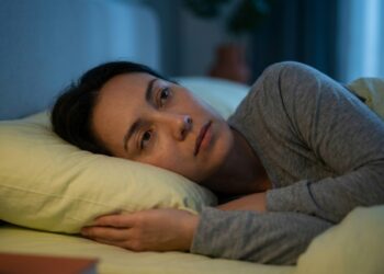 A psicologia explica por que algumas pessoas lembram de conversas antigas justamente antes de dormir