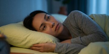 A psicologia explica por que algumas pessoas lembram de conversas antigas justamente antes de dormir