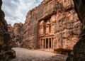 Escavada há quase 2 mil anos, a cidade de Petra transformou paredões de arenito em templos, túmulos e corredores monumentais