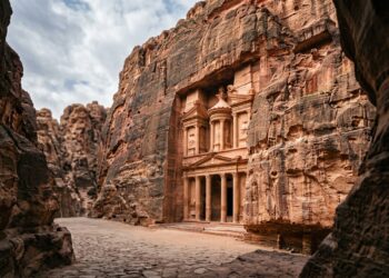 Escavada há quase 2 mil anos, a cidade de Petra transformou paredões de arenito em templos, túmulos e corredores monumentais