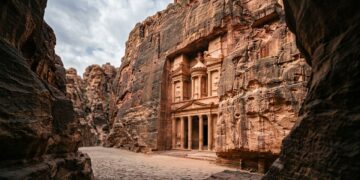 Escavada há quase 2 mil anos, a cidade de Petra transformou paredões de arenito em templos, túmulos e corredores monumentais