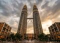 As torres gêmeas de 451,9 metros que ligam o céu de Kuala Lumpur por uma passarela suspensa