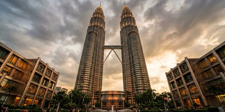 As torres gêmeas de 451,9 metros que ligam o céu de Kuala Lumpur por uma passarela suspensa