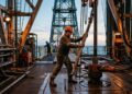 Plataformista trabalha no centro da perfuração de petróleo e enfrenta peso, altura, ruído e longos períodos embarcado