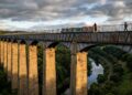 O aqueduto suspenso que leva barcos sobre um vale a quase 40 metros de altura no País de Gales