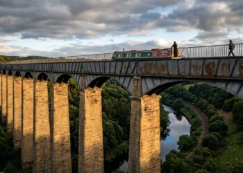 O aqueduto suspenso que leva barcos sobre um vale a quase 40 metros de altura no País de Gales