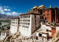 A 3.700 metros de altitude, o Palácio de Potala sobe pela Montanha Vermelha como uma fortaleza de pedra sobre Lhasa