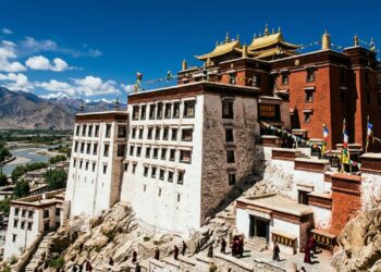 A 3.700 metros de altitude, o Palácio de Potala sobe pela Montanha Vermelha como uma fortaleza de pedra sobre Lhasa