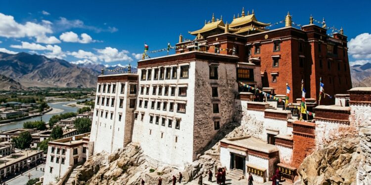 O palácio tibetano que parece nascer da própria montanha com paredes maciças, pedra e madeira