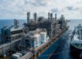 A 488 metros de comprimento, navio-fábrica da Shell congela gás natural no meio do oceano e transforma o mar em uma planta industrial flutuante