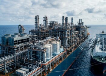 A 488 metros de comprimento, navio-fábrica da Shell congela gás natural no meio do oceano e transforma o mar em uma planta industrial flutuante
