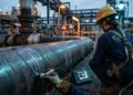Técnico em ensaios não destrutivos encontra defeitos dentro do metal sem cortar, quebrar ou desmontar a peça analisada