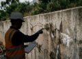 O muro de arrimo pode parecer firme por anos, mas água acumulada atrás dele é capaz de empurrar toda a estrutura