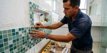 Quanto custa cobrir o banheiro com pastilhas de vidro, pequenas peças que multiplicam cortes, cola e rejunte