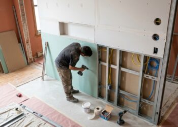 Com obra seca, parede pronta em poucas horas e menos sujeira no apartamento, instalador de drywall virou alternativa rápida à alvenaria tradicional