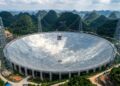 Com 500 metros de diâmetro, o maior radiotelescópio de prato único do mundo escuta sinais do universo em uma cratera natural na China