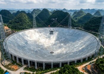 Com 500 metros de diâmetro, o maior radiotelescópio de prato único do mundo escuta sinais do universo em uma cratera natural na China