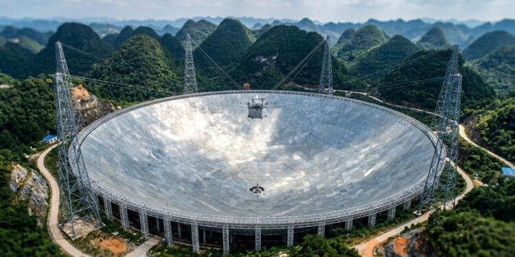 Com 500 metros de diâmetro, o maior radiotelescópio de prato único do mundo escuta sinais do universo em uma cratera natural na China