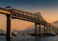 Com 13,29 km sobre a Baía de Guanabara, a Ponte Rio-Niterói sustenta um vão central alto o bastante para navios passarem por baixo