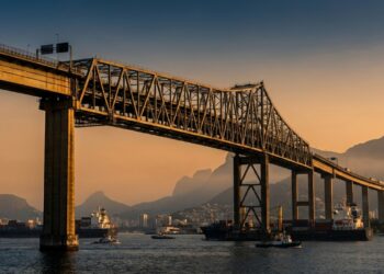 Com 13,29 km sobre a Baía de Guanabara, a Ponte Rio-Niterói sustenta um vão central alto o bastante para navios passarem por baixo