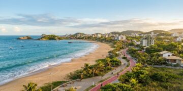 28 km de litoral, 15 praias e o 3º melhor IDH do Rio: a cidade que cresceu 48% sem perder o pé na areia