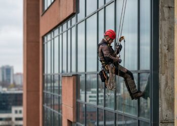 Quanto ganha um alpinista industrial em 2026, e quais certificados de acesso por corda ajudam a conseguir serviço em fachadas