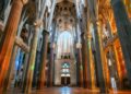 Com quase 130 metros de altura, a Sagrada Família continua crescendo há mais de um século como uma floresta de pedra em Barcelona