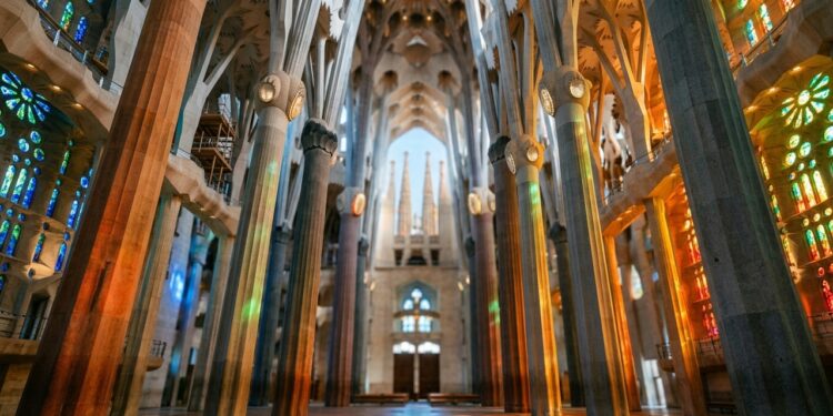 Com quase 130 metros de altura, a Sagrada Família continua crescendo há mais de um século como uma floresta de pedra em Barcelona