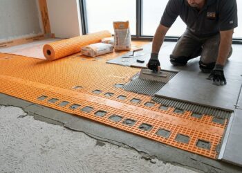 Desenvolvida para evitar rachaduras em cerâmicas de base crítica, a membrana impermeável com formato de grade absorve tensões do contrapiso