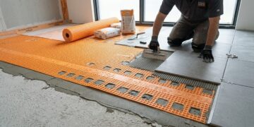 Desenvolvida para evitar rachaduras em cerâmicas de base crítica, a membrana impermeável com formato de grade absorve tensões do contrapiso