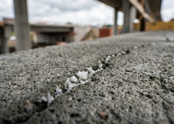 Não é mágica, nem massa milagrosa de reforma, o concreto com bactérias adormecidas que pode fechar microfissuras sozinho quando a água entra pela rachadura