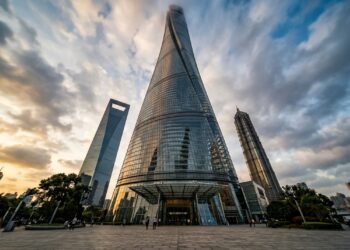 A Shanghai Tower gira 120 graus enquanto sobe para enfrentar tufões com a própria forma da fachada