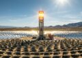 Espelhos no deserto concentram sol em uma torre, aquecem sal derretido e permitem gerar energia mesmo depois do anoitecer