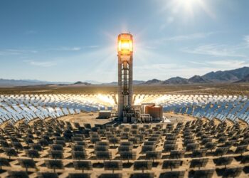 Espelhos no deserto concentram sol em uma torre, aquecem sal derretido e permitem gerar energia mesmo depois do anoitecer