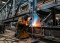 Profissão de soldador industrial ganha força com obras, máquinas pesadas e petróleo, mas exige precisão milimétrica e cursos que muita gente ignora