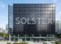 Inovador sistema de fachada fotovoltaica gera energia limpa nas paredes de prédios comerciais e reduz em 30% a conta de eletricidade