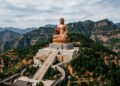 Com até 208 metros no conjunto, Spring Temple Buddha domina a paisagem de Henan