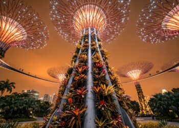 Com árvores metálicas de até 50 metros, Gardens by the Bay transformou jardins em máquinas urbanas de sombra, luz e ventilação