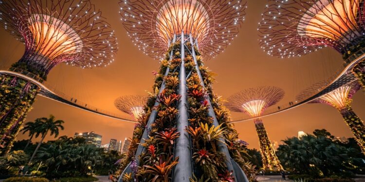 Com árvores metálicas de até 50 metros, Gardens by the Bay transformou jardins em máquinas urbanas de sombra, luz e ventilação