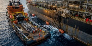 Quanto custa construir uma refinaria de petróleo com torres, dutos e unidades que funcionam como uma cidade industrial