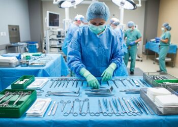 Instrumentador cirúrgico prepara cada material antes da operação e precisa acompanhar os movimentos da equipe sem perder a concentração