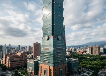 Construída para resistir a terremotos frequentes, a Taipei 101 esconde uma esfera de 660 toneladas que balança para manter o prédio estável