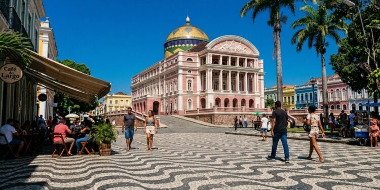 Uma cúpula com 36 mil peças vindas da França e uma cidade cravada no meio da floresta: a capital sem estrada para o resto do Brasil