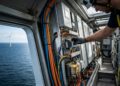 O técnico eólico offshore mantém turbinas gigantes funcionando no meio do mar