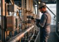 Técnico de instrumentação offshore cuida dos sensores que avisam quando pressão, nível ou temperatura saem do controle