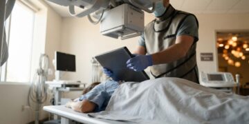 Técnico em radiologia trabalha apenas 24 horas por semana, mas formação, registro e exposição controlada fazem parte da carreira