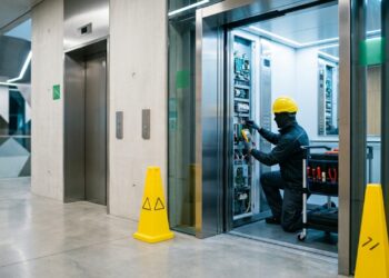 Técnico em manutenção de elevadores virou profissão silenciosa dos prédios altos, com plantões, risco elétrico e responsabilidade que poucos moradores enxergam