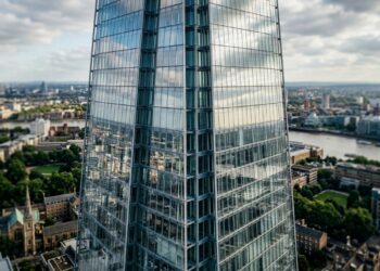 The Shard rasga o céu de Londres com 309 metros de vidro criados para refletir nuvens e desaparecer na paisagem