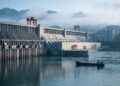 A barragem chinesa que atravessa 2,3 km de rio também levanta navios por mais de 100 metros